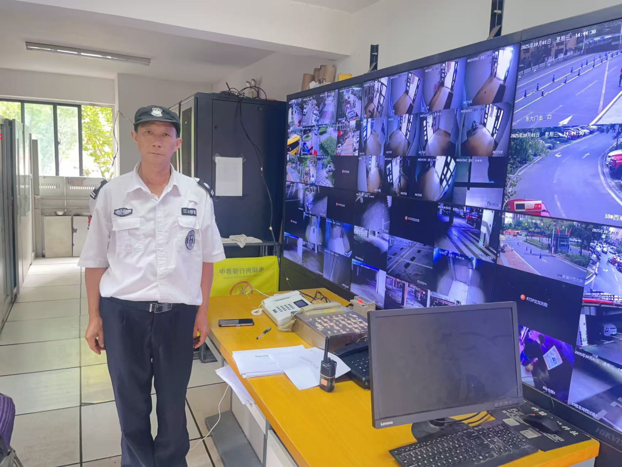 國慶在崗 | 堅(jiān)守一線崗位,保障假期運(yùn)營 國慶在崗 | 堅(jiān)守一線崗位,保障假期運(yùn)營